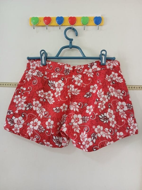 Shorts vermelho estampado  Tam 38 - Image 2